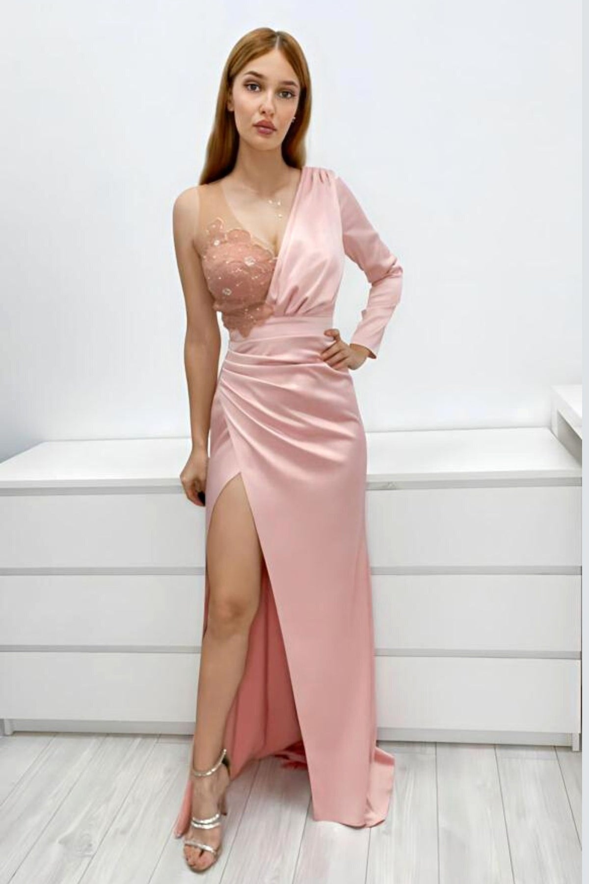 Abito lungo rosa cipria Moda-Mania con gonna a tulipano in taffetà, stile elegante e femminile.