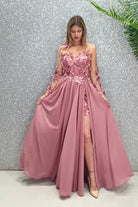 Abito lungo rosa scuro Moda-Mania con strascico e corpetto in tulle nude con fiori 3D, elegante e raffinato.