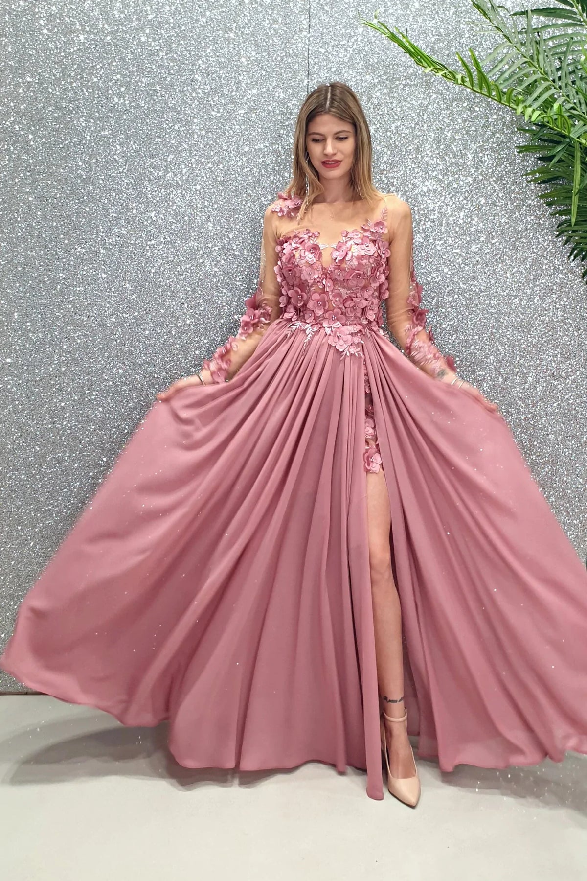 Abito lungo rosa scuro Axa Moda-Mania con strascico, corpetto in tulle nude a fiori 3D, elegante e raffinato.