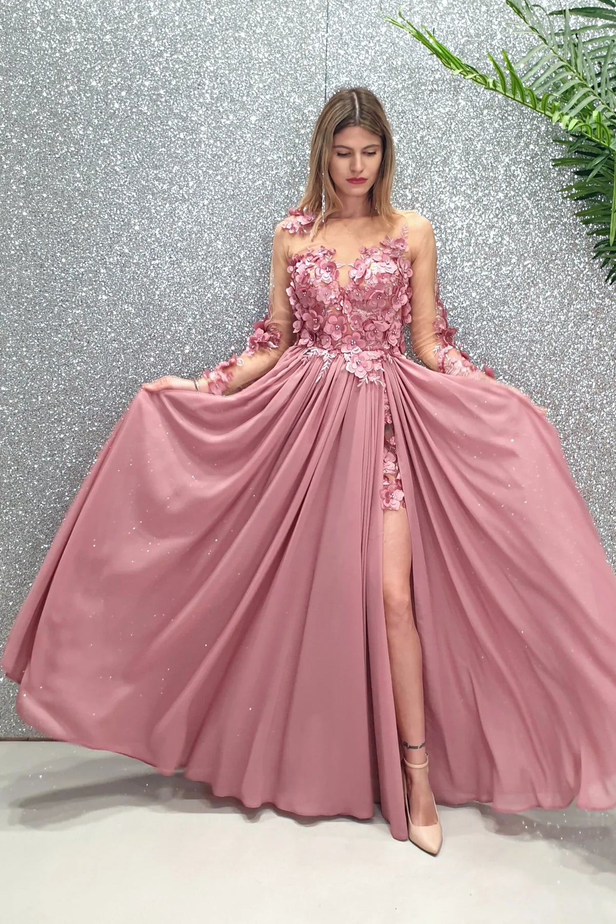 Abito lungo rosa scuro Axa con strascico e corpetto in tulle nude a fiori 3D, moda elegante Moda-Mania.
