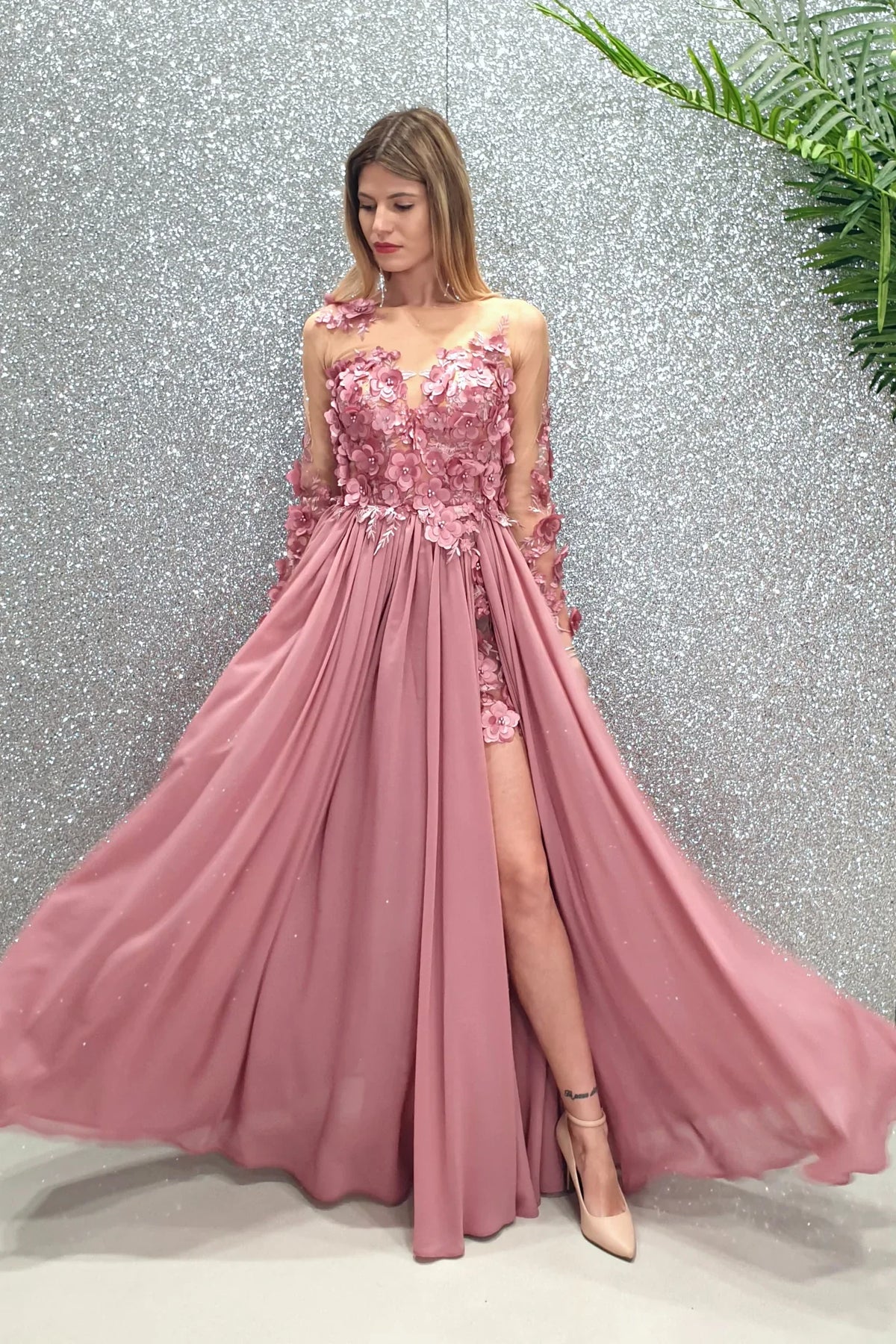 Abito lungo rosa scuro Axa di Moda-Mania con strascico, corpetto in tulle nude con fiori 3D, elegante e femminile.