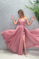 Abito lungo rosa scuro Axa di Moda-Mania con strascico e corpetto in tulle nude con fiori 3D, elegante e femminile.
