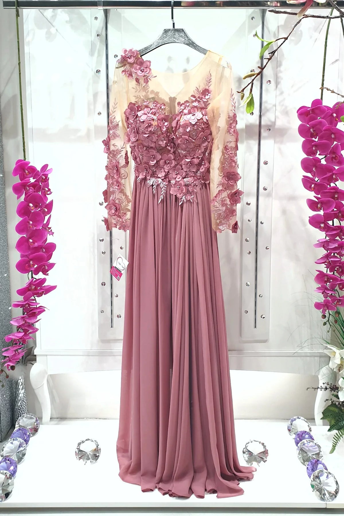 Abito lungo rosa scuro Axa di Moda-Mania con strascico, corpetto in tulle nude con fiori 3D, perfetto per occasioni eleganti.