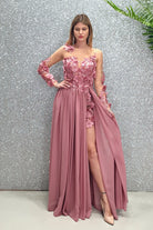 Abito lungo rosa scuro Axa Moda-Mania con strascico e corpetto in tulle nude con fiori 3D, elegante e femminile.