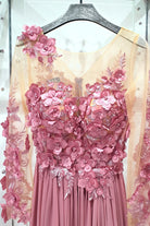 Abito lungo rosa scuro Axa di Moda-Mania con strascico e corpetto in tulle nude con fiori 3D, elegante e femminile.
