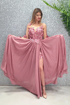 Abito lungo rosa scuro Axa di Moda-Mania con strascico e corpetto in tulle nude a fiori 3D, perfetto per occasioni eleganti.