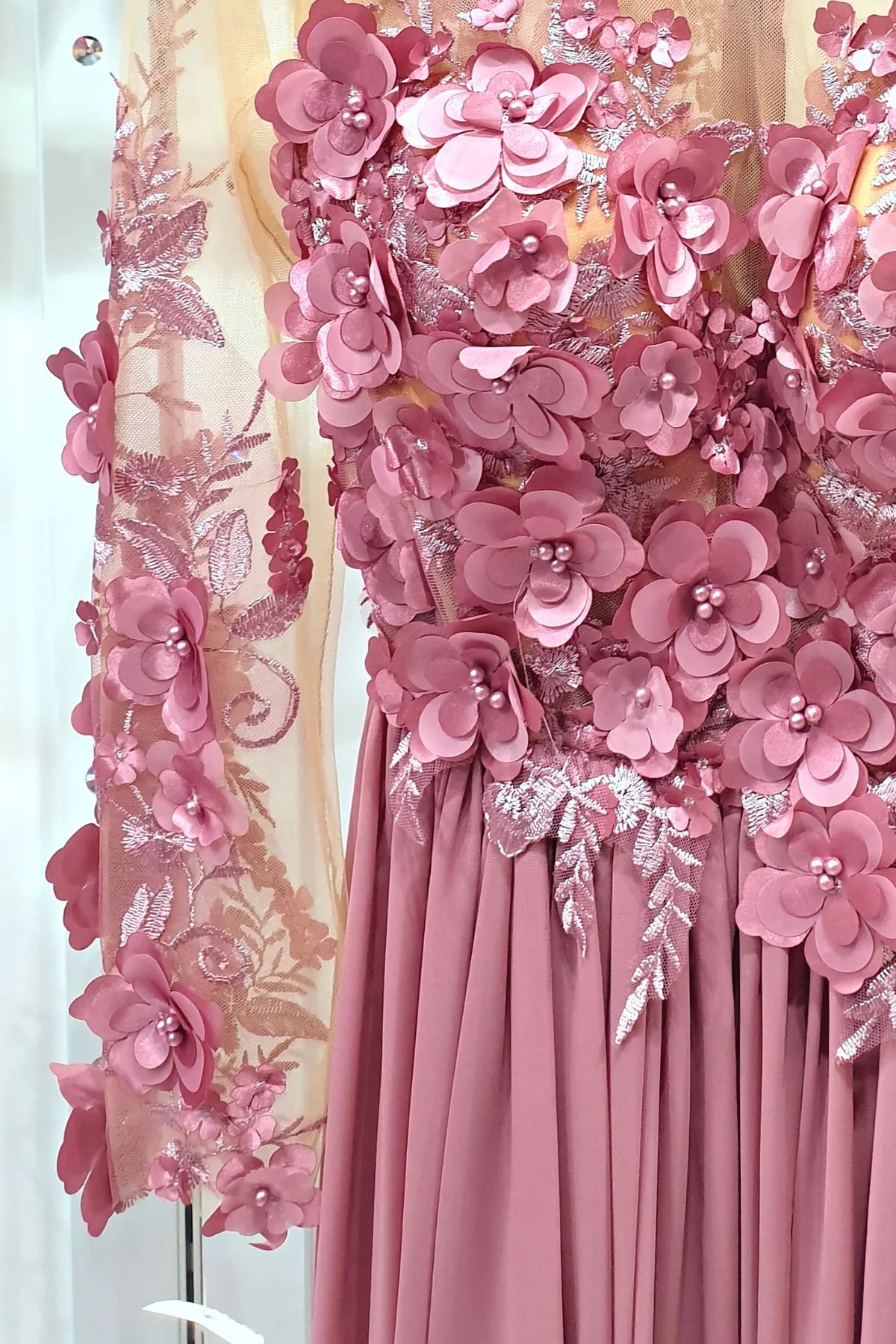 Abito lungo rosa scuro Moda-Mania con strascico e corpetto in tulle nude con fiori 3D, elegante e femminile.