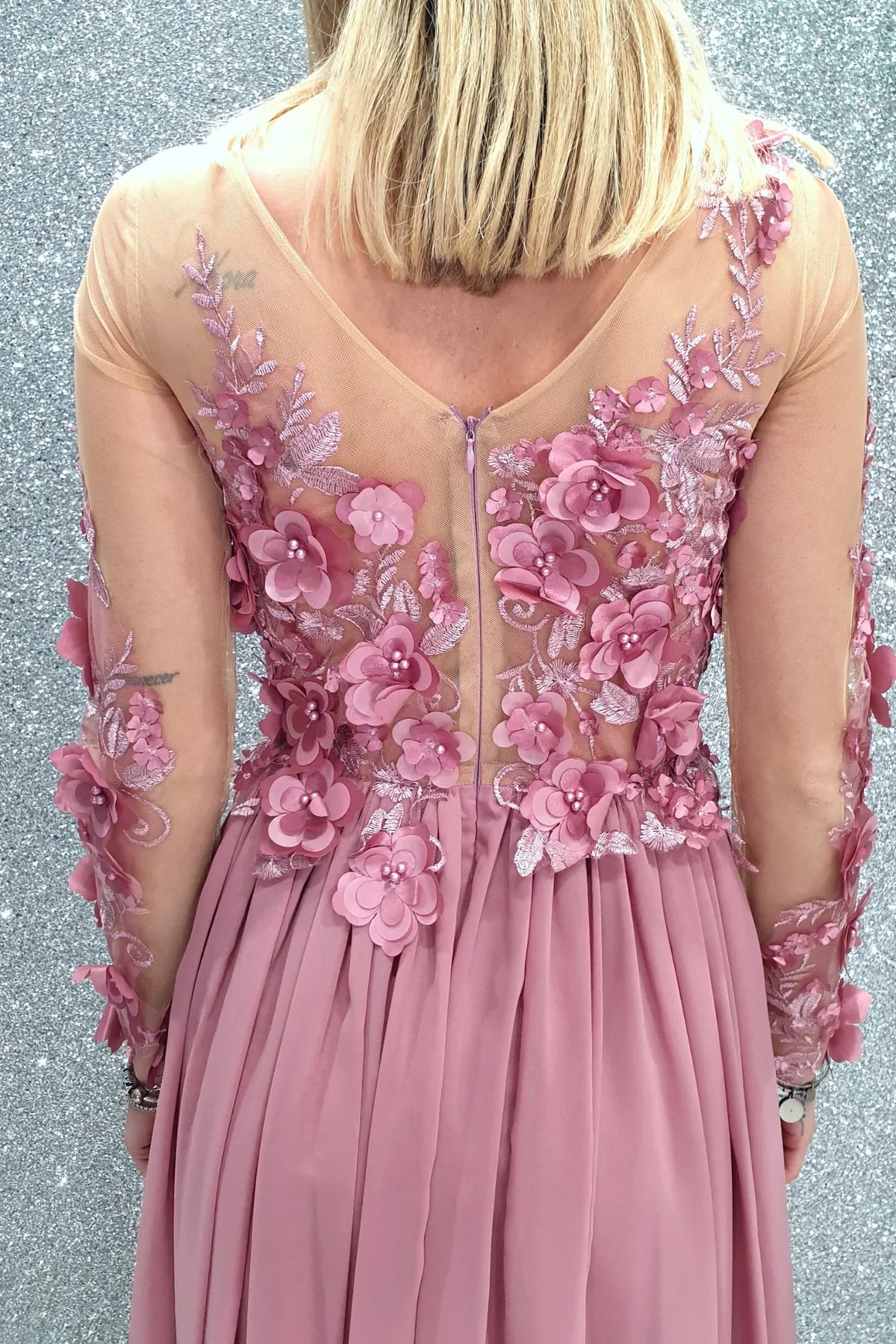 Abito lungo rosa scuro Moda-Mania con strascico e corpetto in tulle nude a fiori 3D, perfetto per occasioni eleganti.