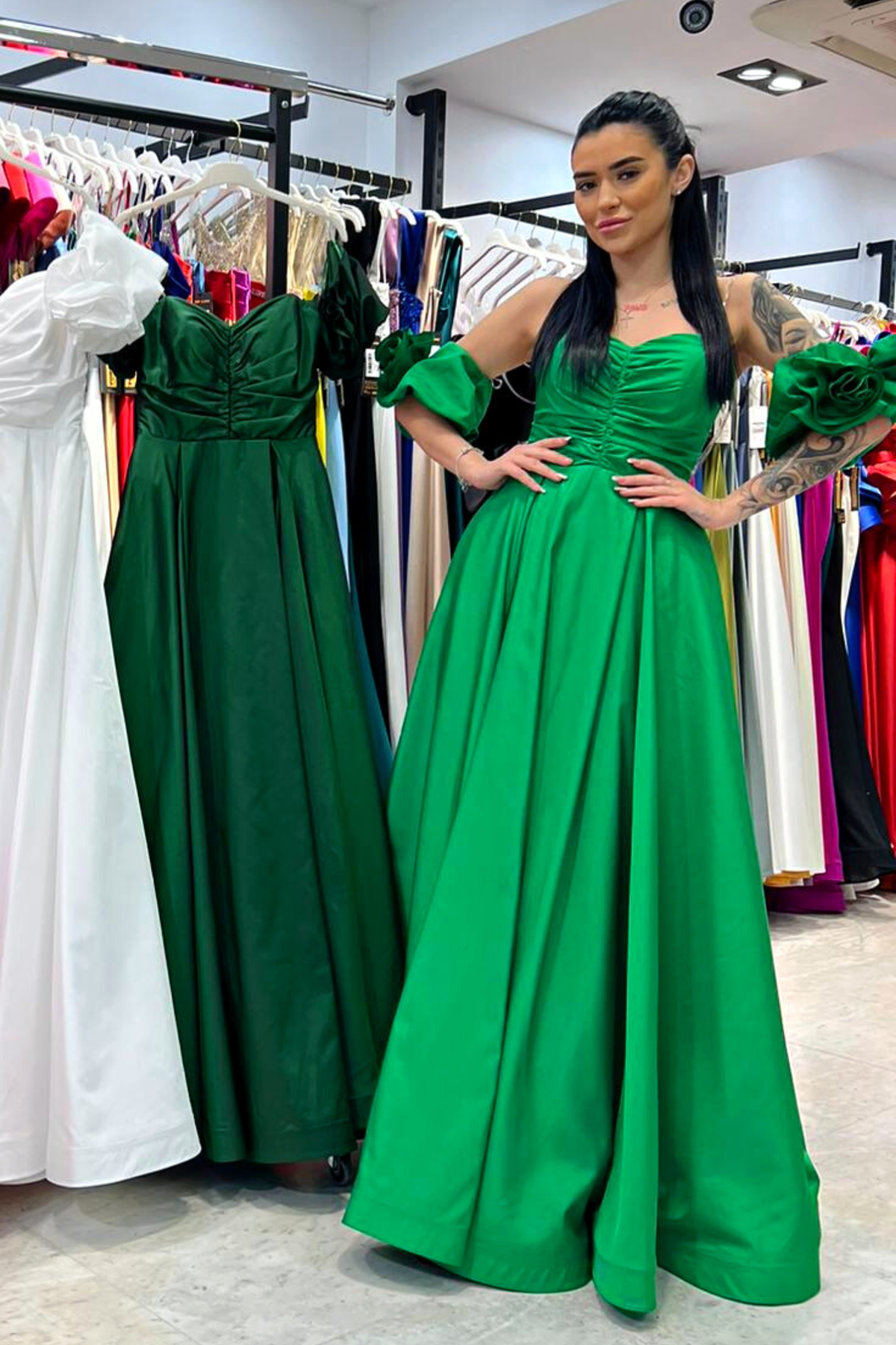 Abito lungo svasato verde Moda-Mania con corpetto a cuore e maniche corte removibili, stile elegante e versatile.
