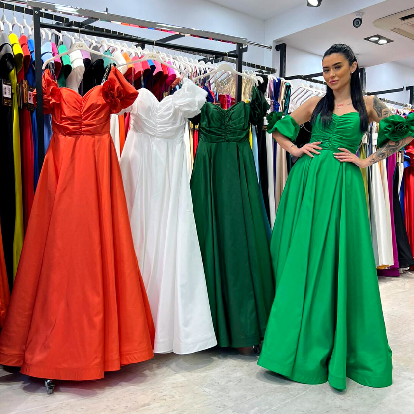 Abito lungo svasato verde di Moda-Mania con corpetto a cuore e maniche corte removibili, tessuto leggero e comodo.