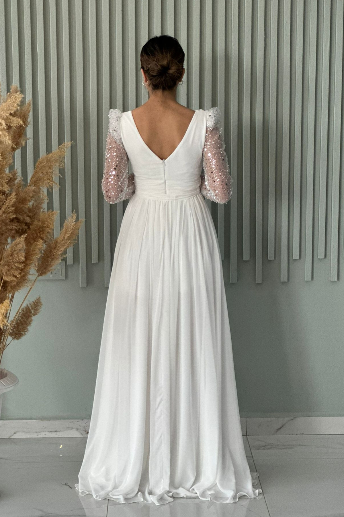 Abito lungo svasato bianco Moda-Mania, maniche lunghe in tulle con perline e paillettes, elegante e raffinato.