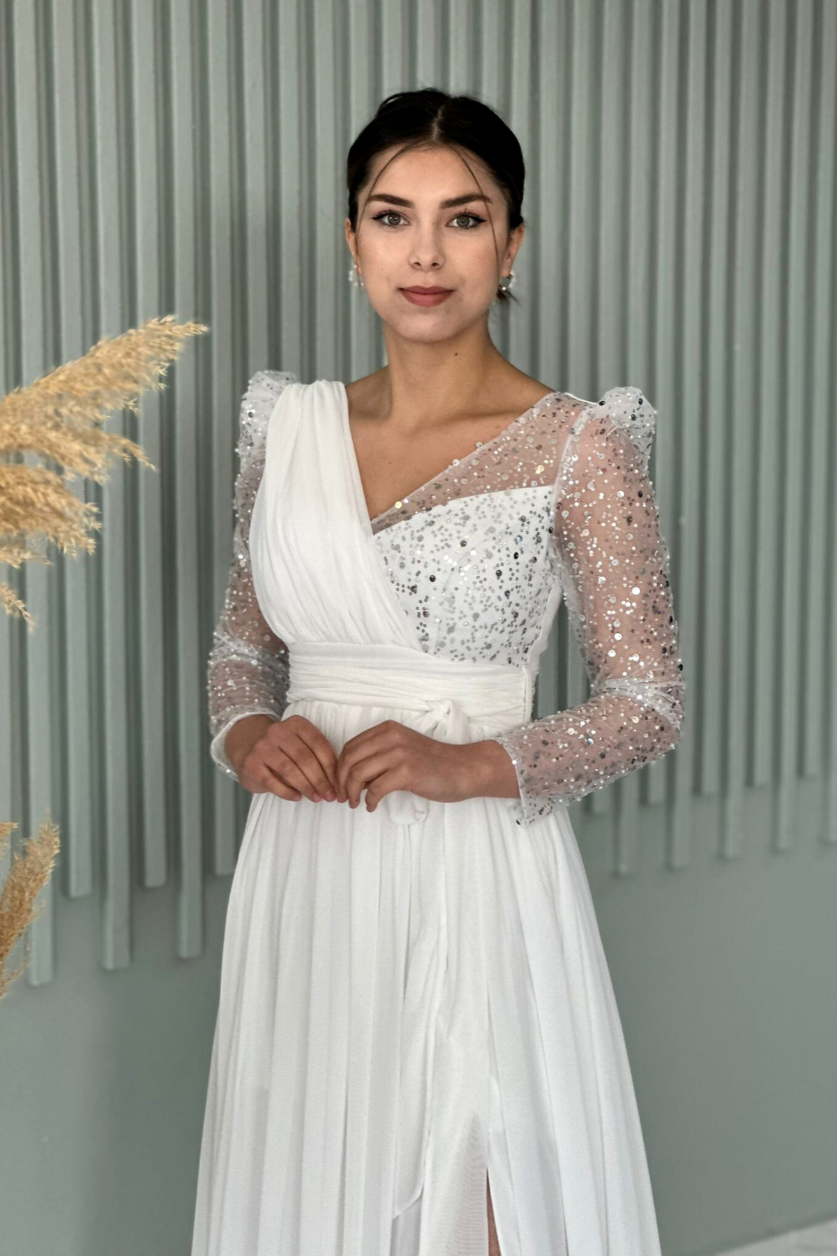 Abito lungo svasato bianco Moda-Mania con maniche lunghe in tulle, decorato con perline e paillettes, elegante e raffinato.