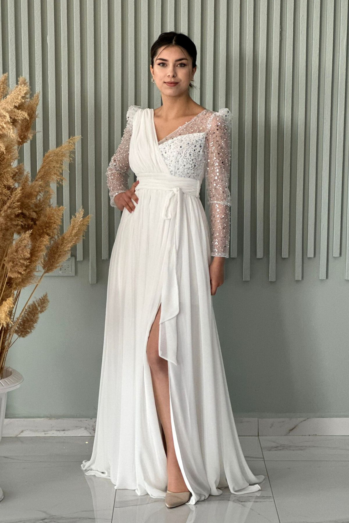 Abito lungo svasato bianco in tulle con maniche lunghe, perline e paillettes, marca Moda-Mania, dettaglio elegante e raffinato