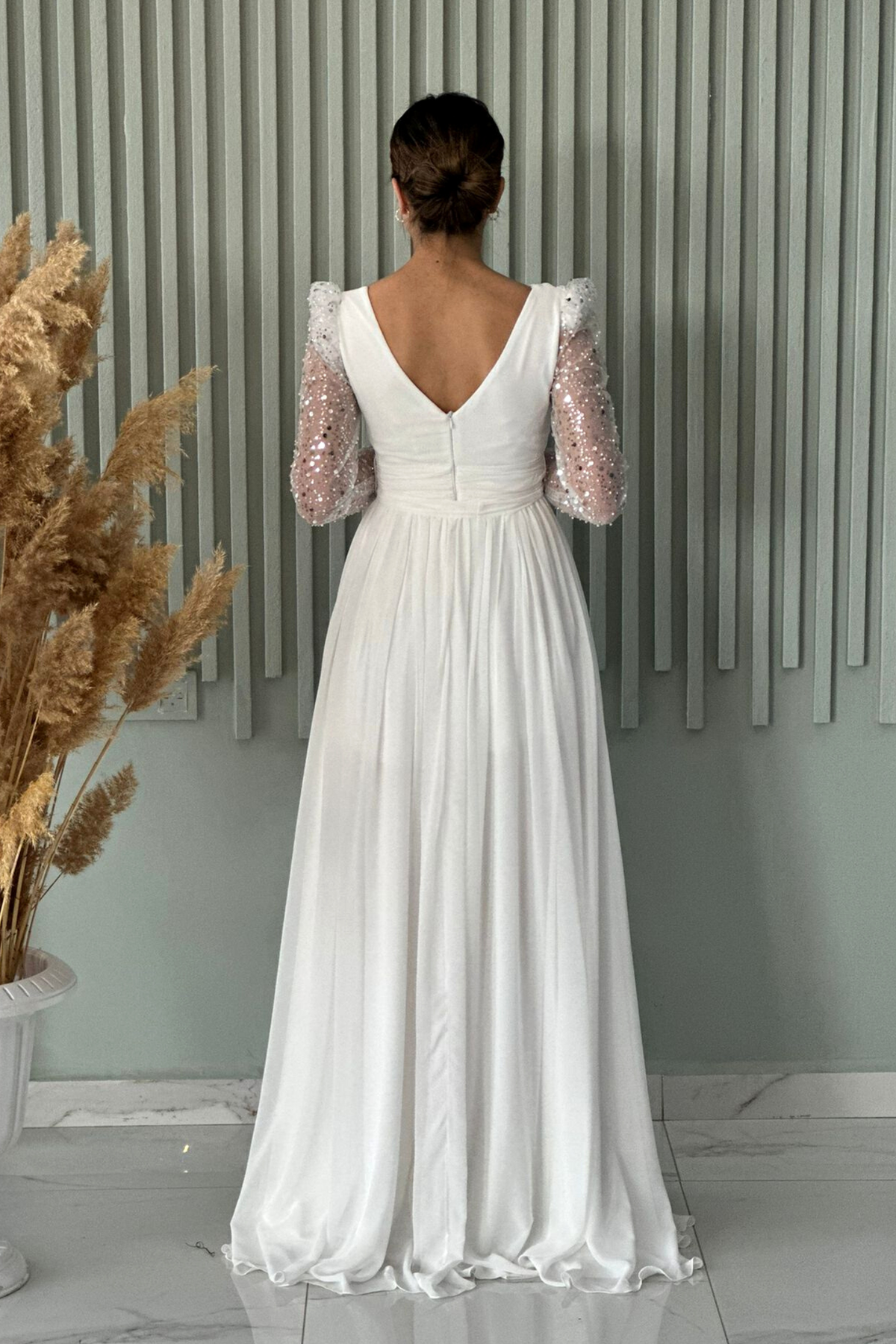 Abito lungo svasato bianco Moda-Mania, maniche lunghe in tulle con perline e paillettes, elegante e raffinato.