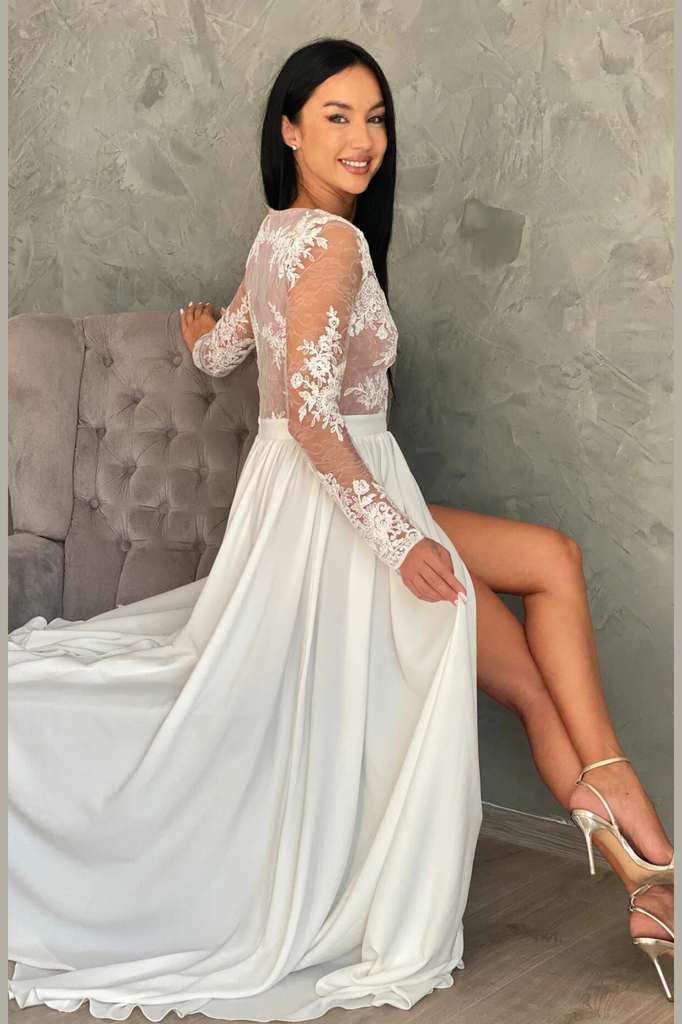 Abito lungo svasato bianco con spacco laterale e corpetto in tulle ricamato