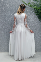 Abito lungo svasato bianco con spacco laterale e corpetto in tulle ricamato, moda-mania, elegante e femminile.