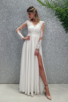 Abito lungo svasato bianco Moda-Mania con spacco laterale e corpetto in tulle ricamato, elegante e femminile.