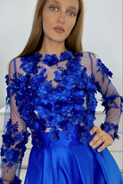 Abito lungo svasato blu elettrico Moda-Mania con maniche lunghe, corpetto in tulle floreale 3D e gonna in taffetà.