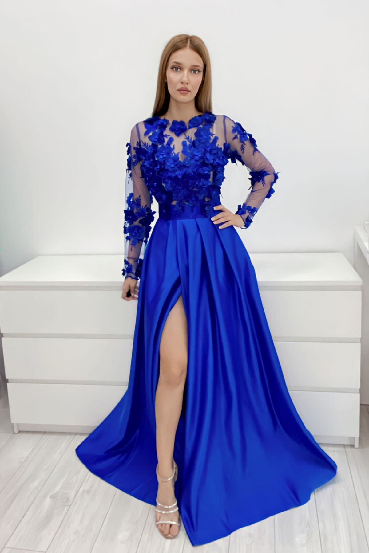 Abito lungo svasato blu elettrico Moda-Mania con maniche lunghe, corpetto in tulle floreale 3D e gonna in taffetà.