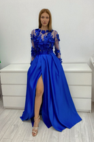 Abito lungo svasato blu elettrico Moda-Mania con maniche lunghe, corpetto in tulle floreale 3D e gonna in taffetà.