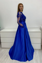 Abito lungo svasato blu elettrico Moda-Mania con maniche lunghe, corpetto in tulle floreale 3D e gonna in taffetà.