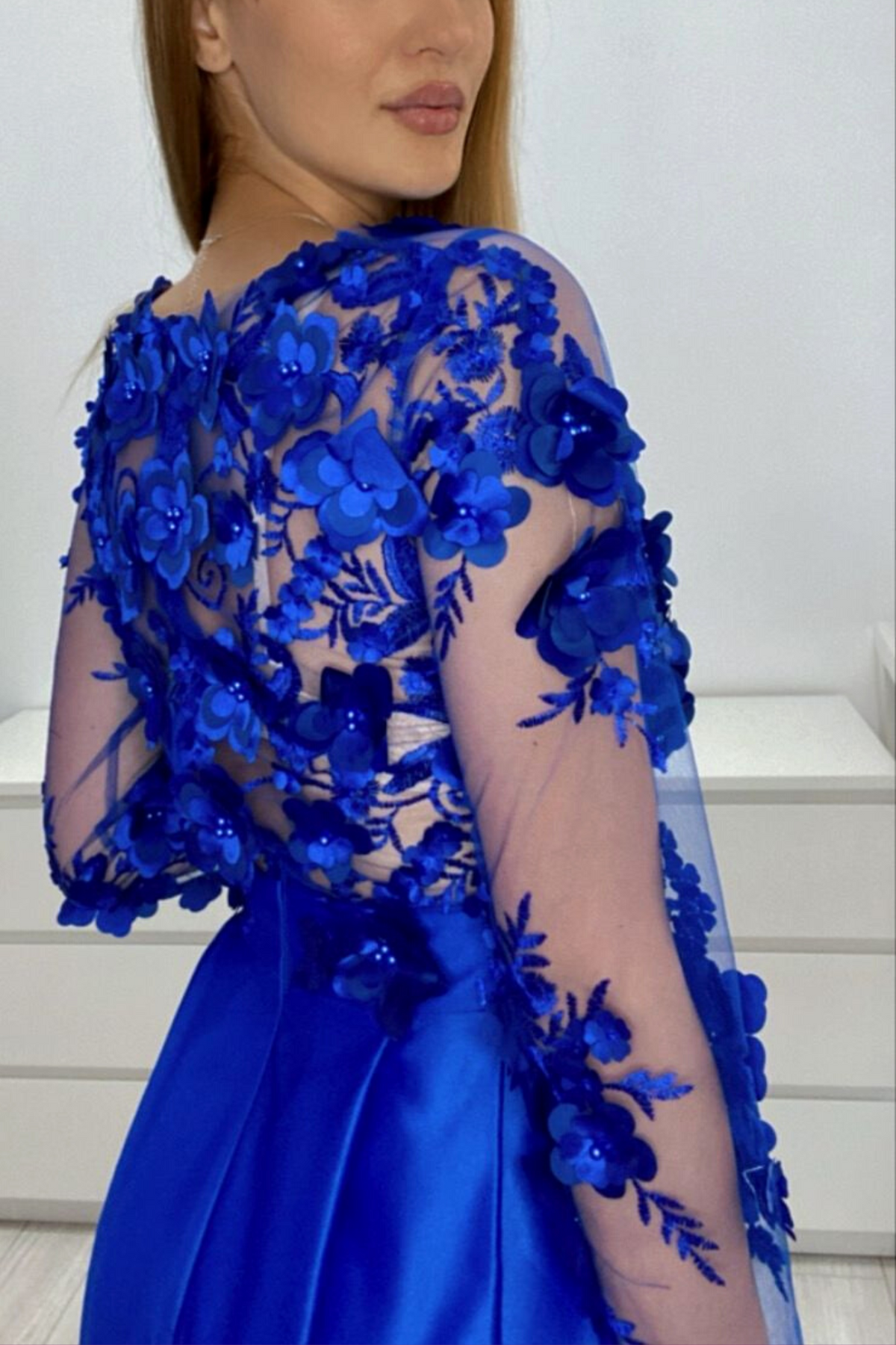Abito lungo svasato blu elettrico Moda-Mania con maniche lunghe, corpetto in tulle floreale 3D e gonna in taffetà elegante.