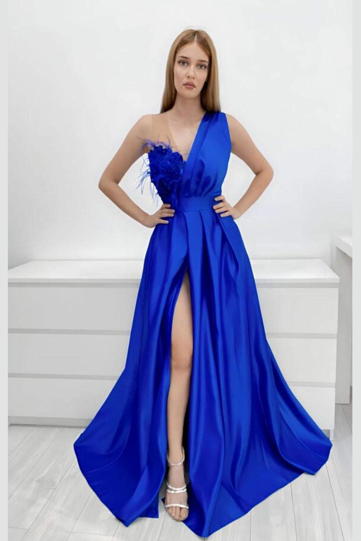 Abito lungo svasato blu elettrico Moda-Mania con spacco laterale, corpetto in perline, piume e fiori 3D, stile elegante e sofisticato.