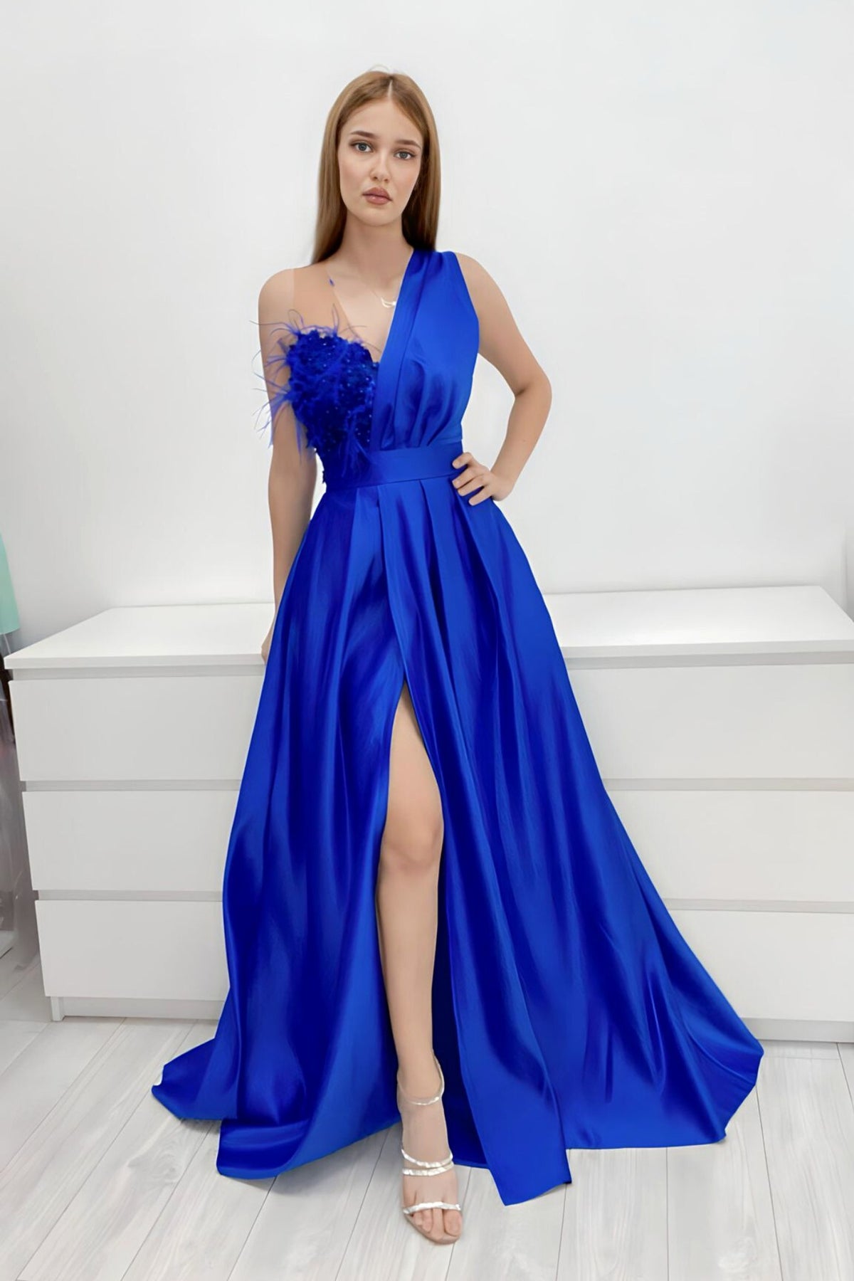 Abito lungo svasato blu elettrico Moda-Mania con spacco laterale, corpetto in perline, piume e fiori 3D.