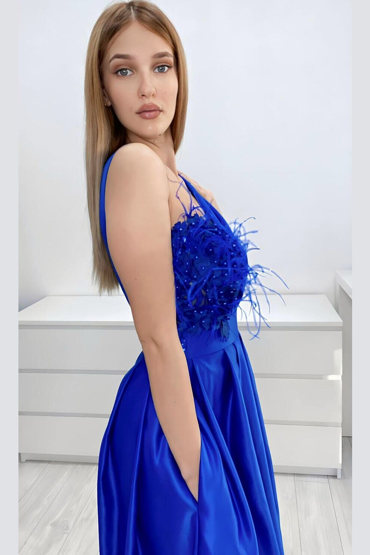 Abito lungo svasato blu elettrico Moda-Mania con spacco laterale, corpetto in perline, piume e fiori 3D, elegante e sofisticato.