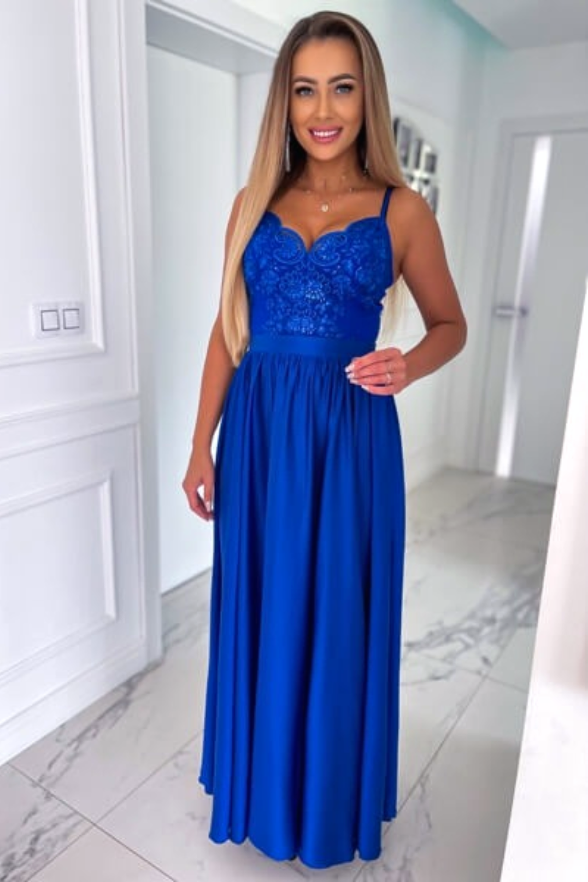 Abito lungo svasato blu elettrico con spacco laterale e corpetto in tulle ricamato, Moda-Mania, elegante e moderno.