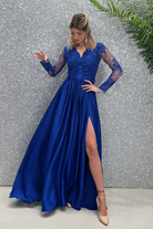 Abito lungo svasato blu elettrico Moda-Mania con spacco laterale e corpetto in tulle ricamato, elegante e raffinato.
