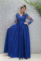 Abito lungo svasato blu elettrico Moda-Mania con spacco laterale e corpetto in tulle ricamato, stile elegante e sofisticato.