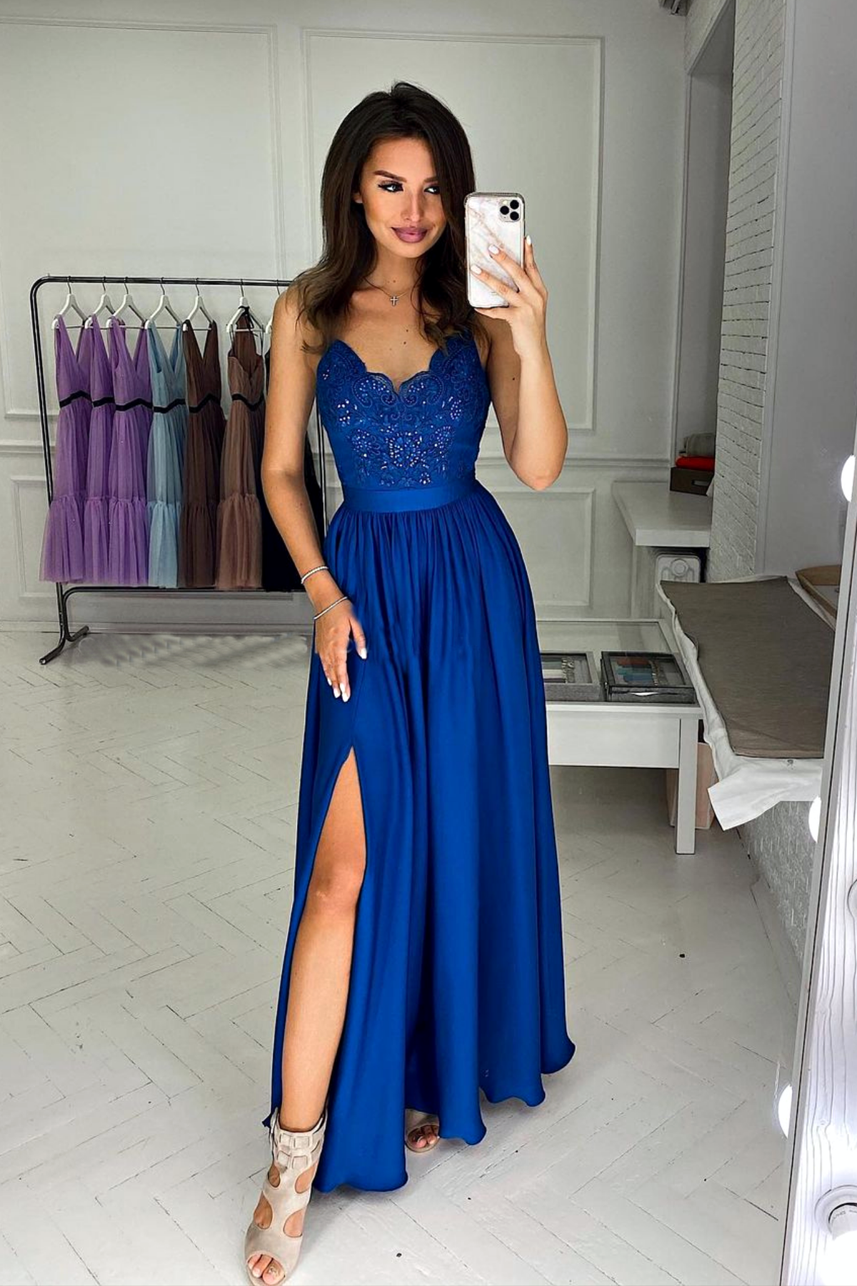 Abito lungo svasato blu elettrico con spacco laterale e corpetto in tulle ricamato, moda-mania.