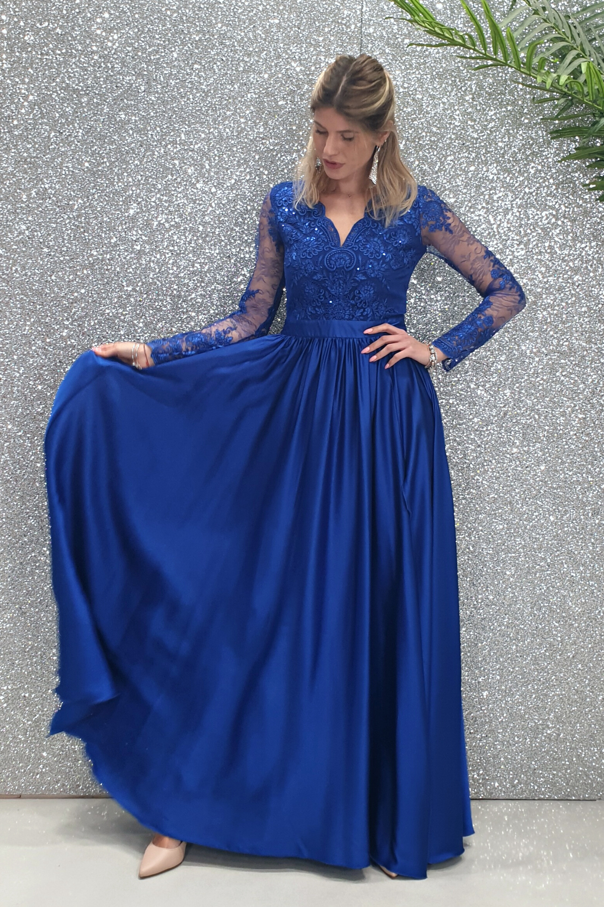 Abito lungo svasato blu elettrico Moda-Mania con spacco laterale e corpetto in tulle ricamato, elegante e sofisticato.