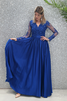 Abito lungo svasato blu elettrico Moda-Mania con spacco laterale e corpetto in tulle ricamato, elegante e sofisticato.