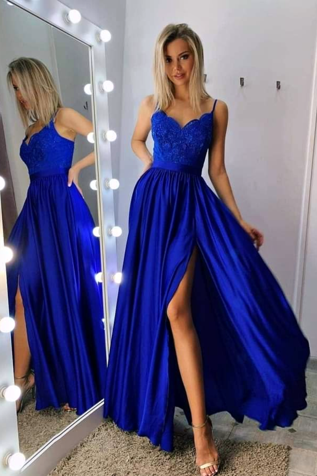 Abito lungo svasato blu elettrico con spacco laterale e corpetto in tulle ricamato, moda-modino, abiti lunghi eleganti.