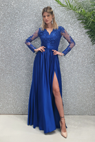 Abito lungo svasato blu elettrico con spacco laterale e corpetto in tulle ricamato, firma Moda-Mania, immagine frontale elegante.