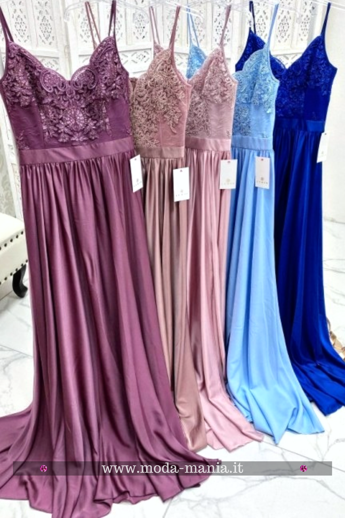Abito lungo svasato blu elettrico con spacco laterale e corpetto in tulle ricamato, moda-mania, elegante e sofisticato.