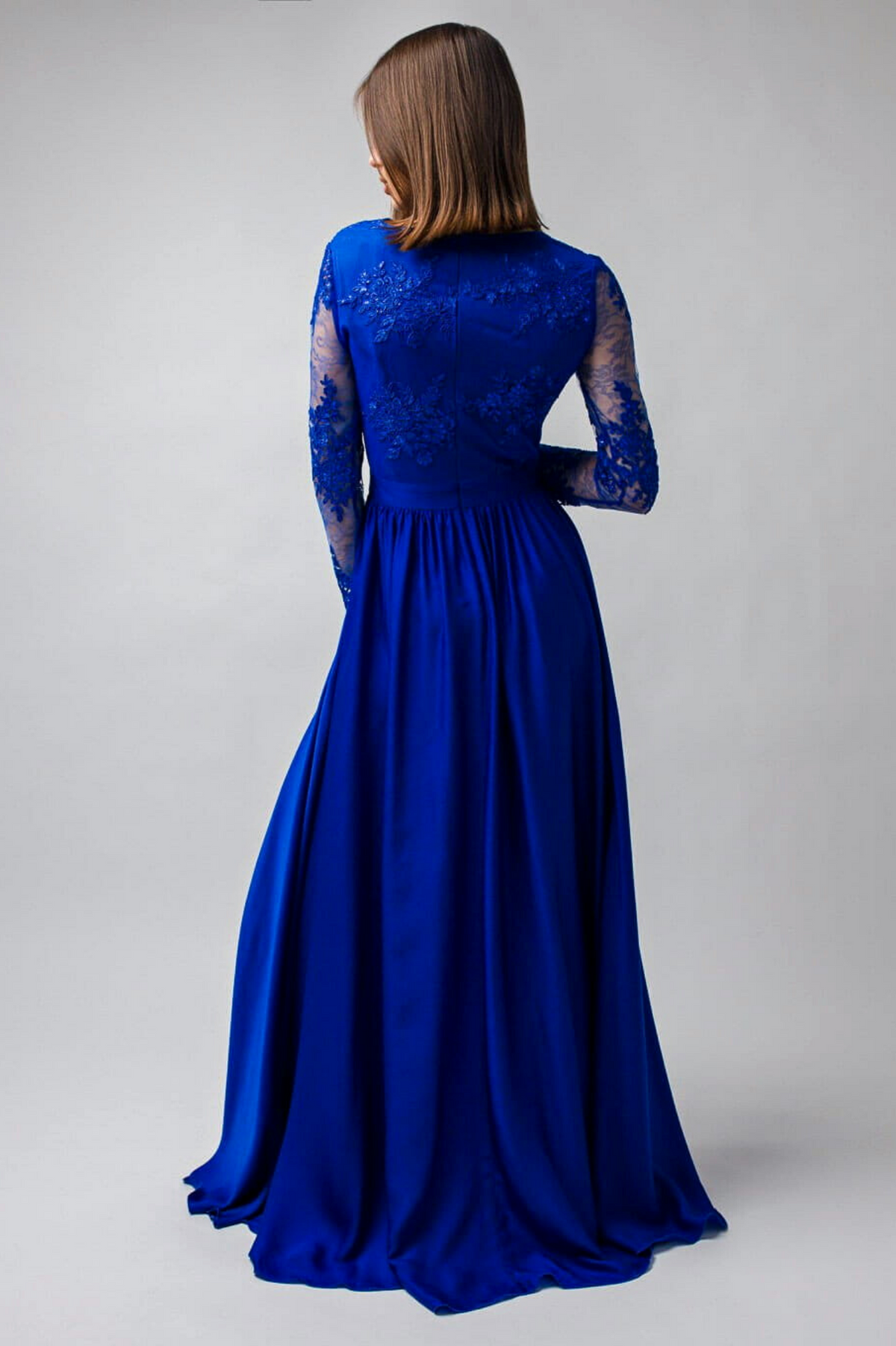 Abito lungo svasato blu elettrico Moda-Mania con spacco laterale e corpetto in tulle ricamato, elegante e femminile.