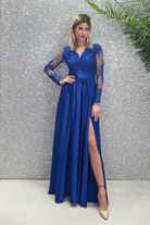 Abito lungo svasato blu elettrico con spacco laterale e corpetto in tulle ricamato, firmato Moda-Mania.