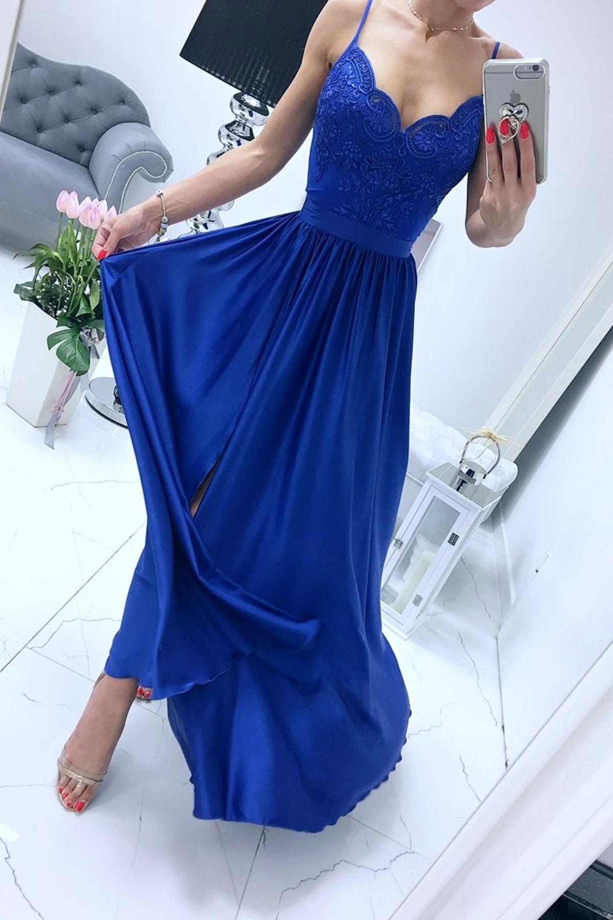 Abito lungo svasato blu elettrico con spacco laterale e corpetto in tulle ricamato, moda Moda-Mania.