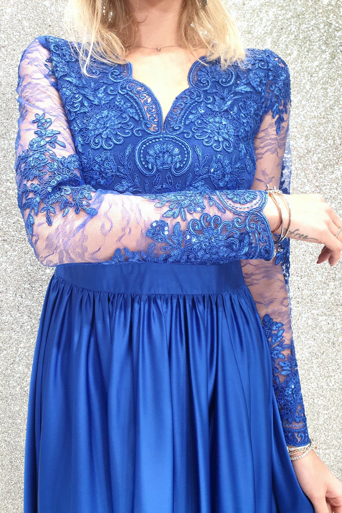 Abito lungo svasato blu elettrico Moda-Mania con spacco laterale e corpetto in tulle ricamato, elegante e raffinato.
