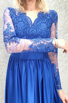 Abito lungo svasato blu elettrico Moda-Mania con spacco laterale e corpetto in tulle ricamato, elegante e raffinato.