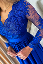Abito lungo svasato blu elettrico Moda-Mania con spacco laterale e corpetto in tulle ricamato, vista frontale.