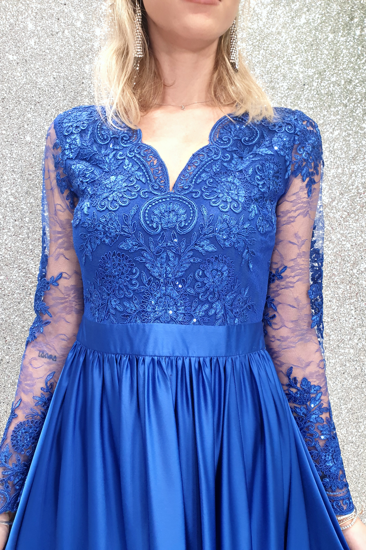 Abito lungo svasato blu elettrico con spacco laterale e corpetto in tulle ricamato, Moda-Mania, dettaglio elegante e raffinato