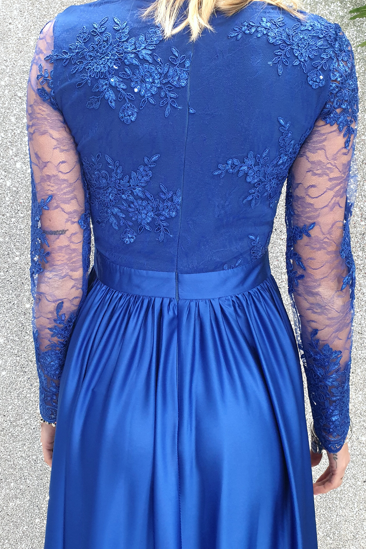 Abito lungo svasato blu elettrico con spacco laterale e corpetto in tulle ricamato, Moda-Mania, vestito elegante e femminile.