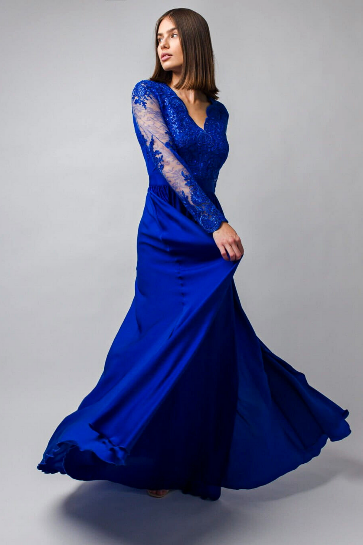 Abito lungo svasato blu elettrico con spacco laterale e corpetto in tulle ricamato, firmato Moda-Mania.