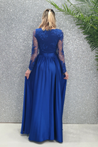 Abito lungo svasato blu elettrico Moda-Mania con spacco laterale e corpetto in tulle ricamato, dettaglio elegante e raffinato.