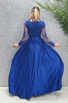 Abito lungo svasato blu elettrico con spacco laterale e corpetto in tulle ricamato, Moda-Mania, elegante e femminile.