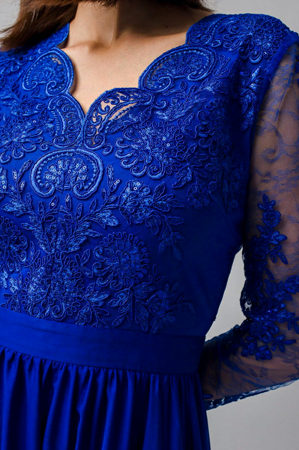 Abito lungo svasato blu elettrico Moda-Mania con spacco laterale e corpetto in tulle ricamato, vestito elegante e raffinato.
